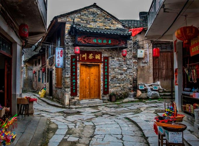 小伙子午后弹吉他邀请妈妈唱歌，妈妈边扫地边唱《向云端》